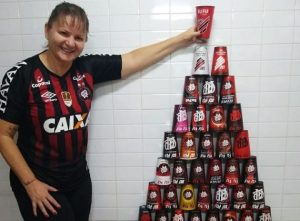 Inês Daufenbach e sua coleção de copos dos dias de jogos [Foto: arquivo pessoal]