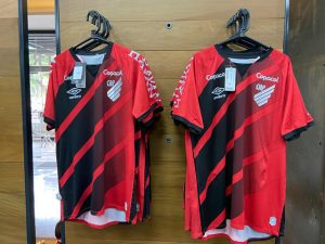 Camisas do Athletico em exposição na loja oficial