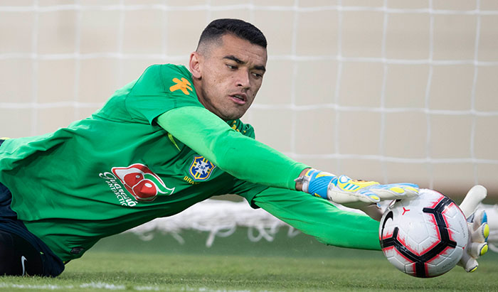 Hoje é aniversário do melhor goleiro do Brasil', enaltece Santos