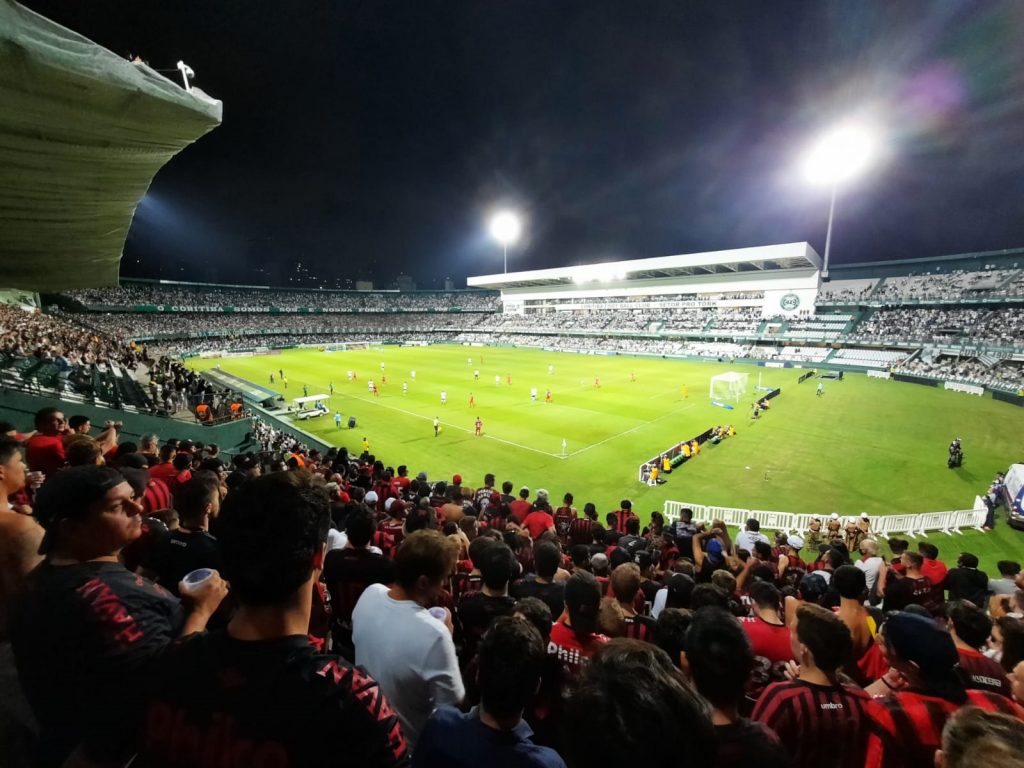 Torcida athleticana nas arquibancadas do Couto Pereira. Foto: FURACAO.COM