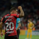David Terans comemora o gol marcado