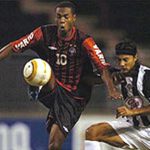 Imagem de disputa de bola entre jogadores de Athletico e Libertad