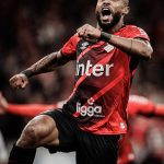 Alex Santana comemora mais um gol pelo Furacão