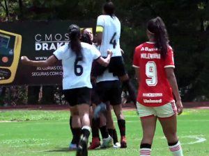 Atletas rubro-negras comemoram gol de Nathalia