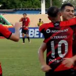 Jogadores comemoram golaço marcado por Terans