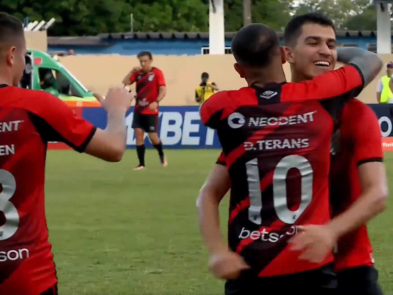 Jogadores comemoram golaço marcado por Terans