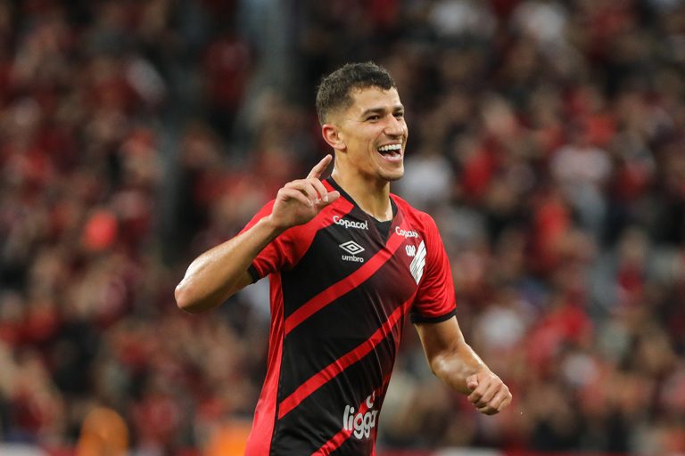 Vitor Bueno se oferece para jogar no Athletico-PR