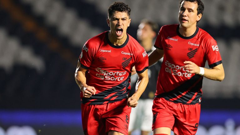 Vitor Bueno se oferece para jogar no Athletico-PR