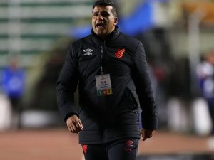 Treinador interino do Athletico fez mudanças no time que não surtiram efeito