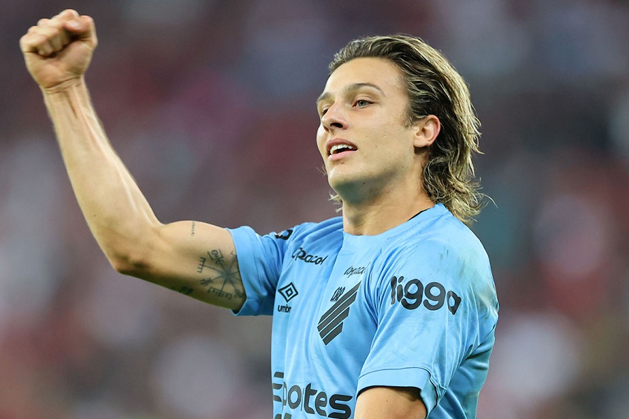 Imagem de Canobbio comemorando gol pelo Athletico, com a camisa azul