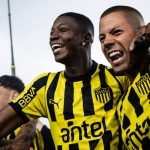 Zagueiro Léo Coelho junto a Matheus Babi no Peñarol - Foto: Reprodução/Instagram/Léo Coelho