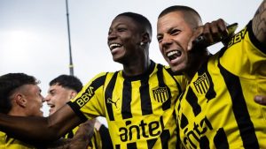 Zagueiro Léo Coelho junto a Matheus Babi no Peñarol - Foto: Reprodução/Instagram/Léo Coelho