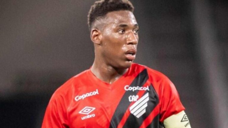 Athletico-PR negocia Léo Pelé com a MLS