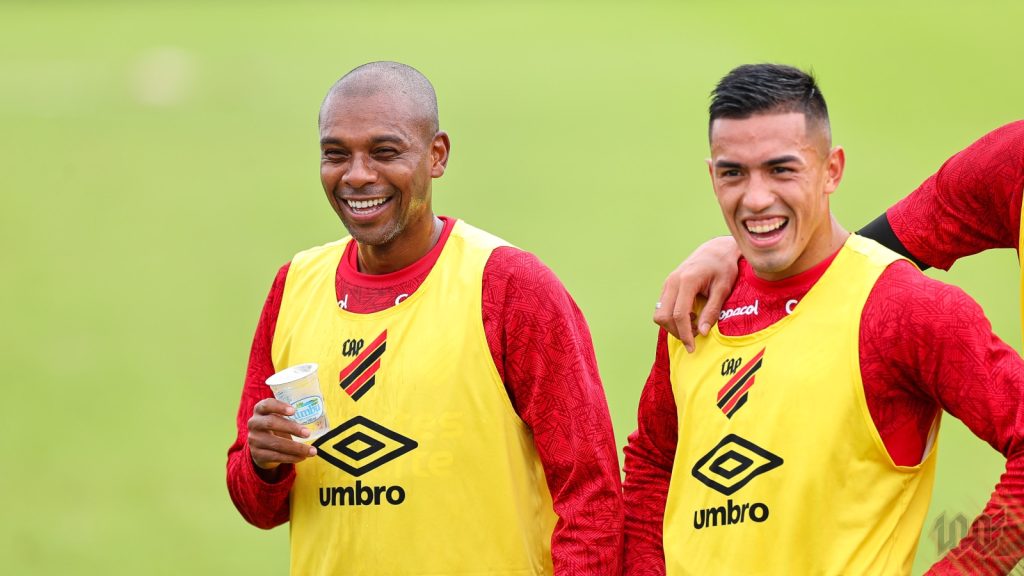 Fernandinho e Cuello no treino - Foto: José Tramontin/athletico.com.br