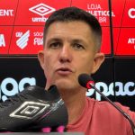 Maurício Barbieri em coletiva pós-jogo do Athletico-PR . Foto: Monique Vilela