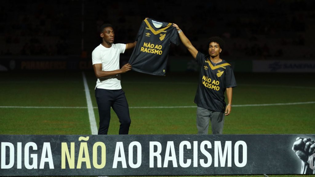 Léo Pelé em campanha antirracista. Foto: José Tramontin/athletico.com.br