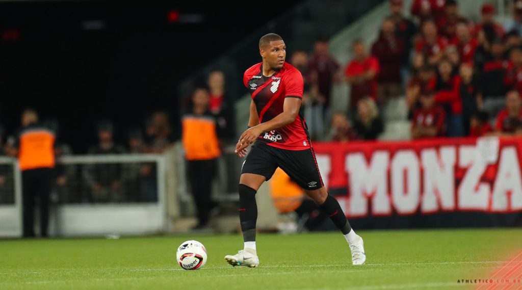 Matheus Felipe será titular ao lado de Belezi. - Foto: José Tramontin/athletico.com.br