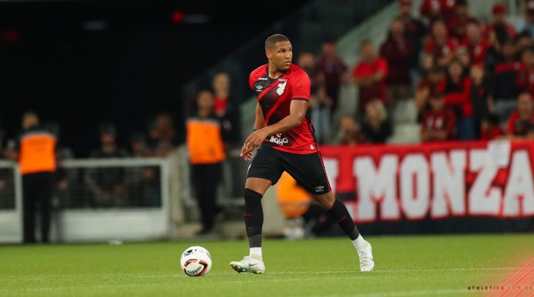 Matheus Felipe será titular ao lado de Belezi. - Foto: José Tramontin/athletico.com.br