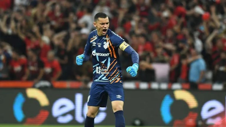 Santos deve voltar a meta do Athletico-PR (Foto: Gustavo Oliveira/athletico.com.br)