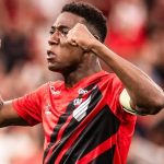Léo Pelé é o pilar da defesa athleticana. Foto: Divulgação/Instagram/Léo