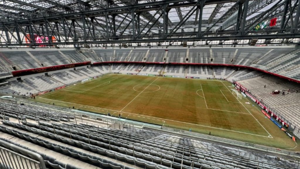 Gramado da Ligga Arena chamou atenção por fibra de coco. Foto: Reproução/Twitter/@Monivilela