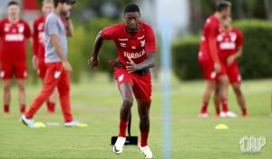 Matheus Babi no treino. (Foto: Cahuê Miranda/Athletico Paranaense)