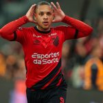 Vitor Roque, que jogou pelo Athletico-PR, deve jogar no Brasil apenas em junho - Foto: José Tramontin/athletico.com.br