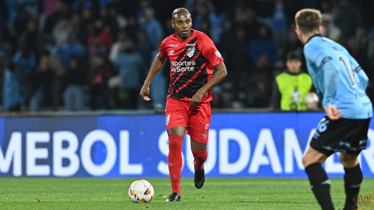 Fernandinho tem 198 jogos com a camisa do Athletico-PR. Foto: Fernandinho pode ir para o Fluminense. Foto: Foto: José Tramontin/athletico.com.br