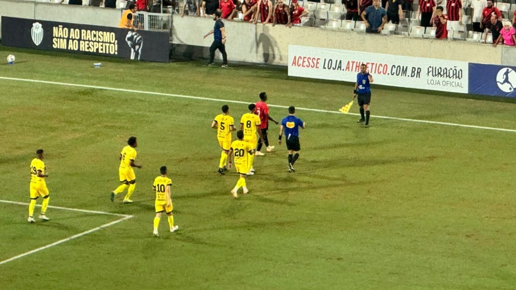 Jogadores reclamam com bandeira que marcou impedimento. Foto: Twitter/Monique Vilela