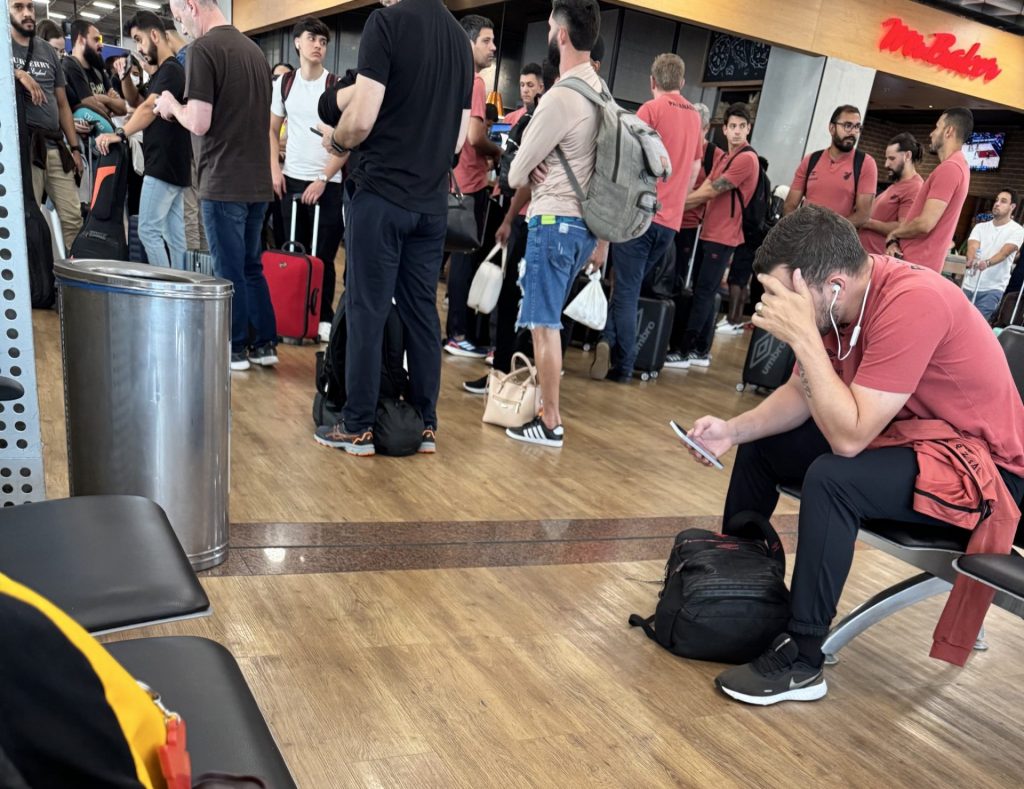 Delegação do Athletico-PR no aeroporto de Belo Horizonte. Foto: Twitter/@Monivilela