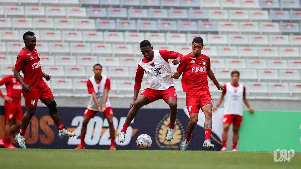 Kevin Velasco e Léo Pelé devem ser tituares. Foto: José Tramontin/athletico.com.br