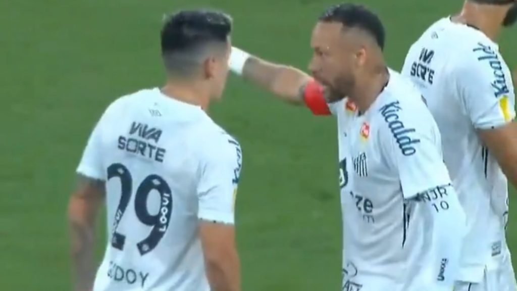 Neymar dá esporro em Léo Godoy. Foto: Reprodução/FPF