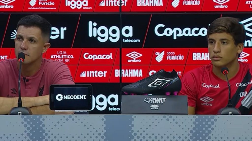 João Cruz ao lado de Barbieri durante coletiva. Foto: Reprodução/Athletico-PR