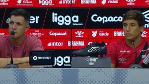 João Cruz ao lado de Barbieri durante coletiva. Foto: Reprodução/Athletico-PR