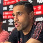 Entrevista de Alan Kardec e Maurício Barbieri pelo Athletico-PR (Foto: Divulgação/X/Monique Vilela)