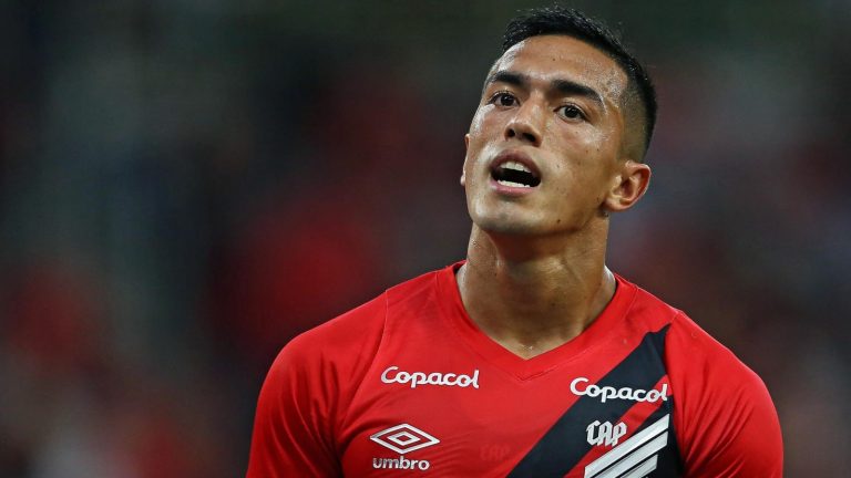 Athletico-PR vê Cuello se machucar (Foto: Reprodução/UmDois Esportes)