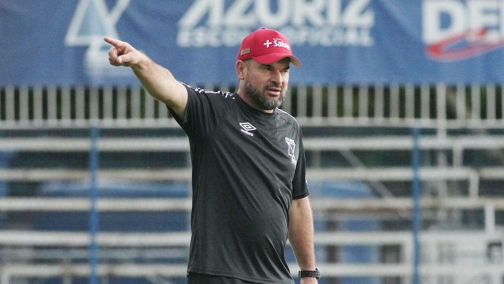 Técnico Emerson Cris durante treino do Azuriz, no Estádio Os Pioneiros. Foto: Maurício Moreira.