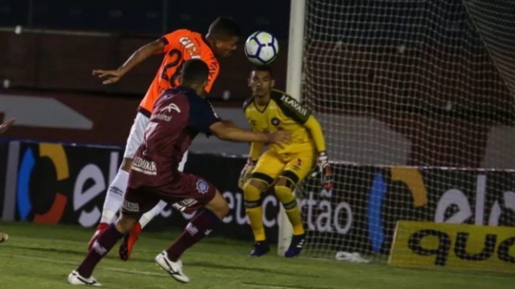 Caxias x Athletico, em 2018, com Santos ao fundo. Foto: Divulgação/Caxias