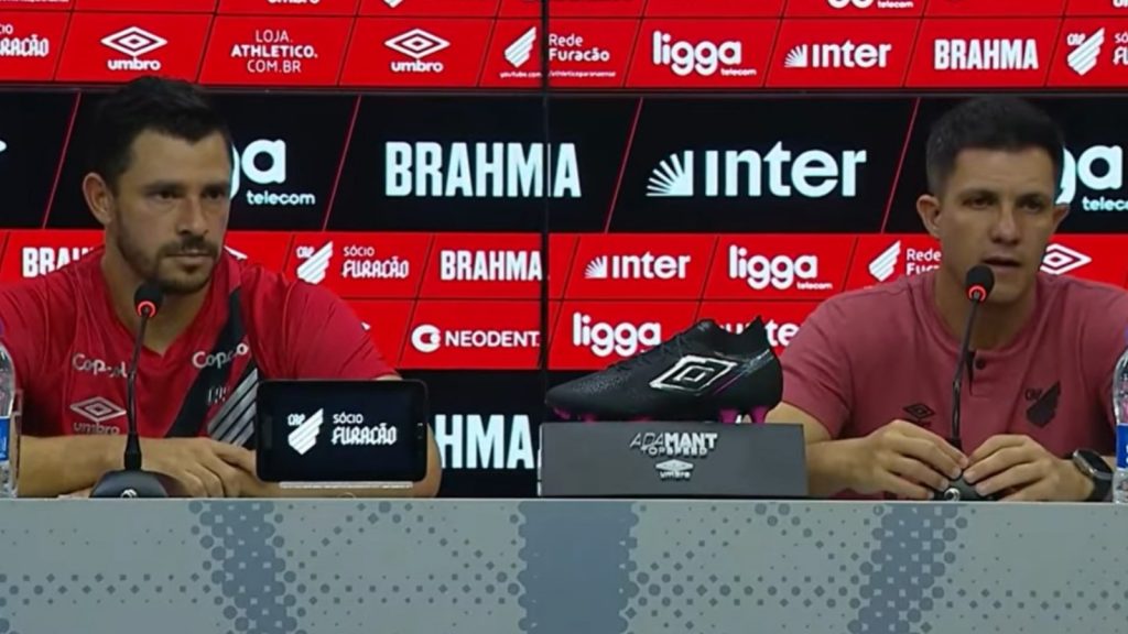 Giuliano e Barbieri durante entrevista pós-jogo. Foto: Reprodução/Athletico