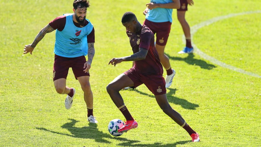 Matheus Babi e Mastriani disputam vaga - Foto: José Tramontin/athletico.com.br