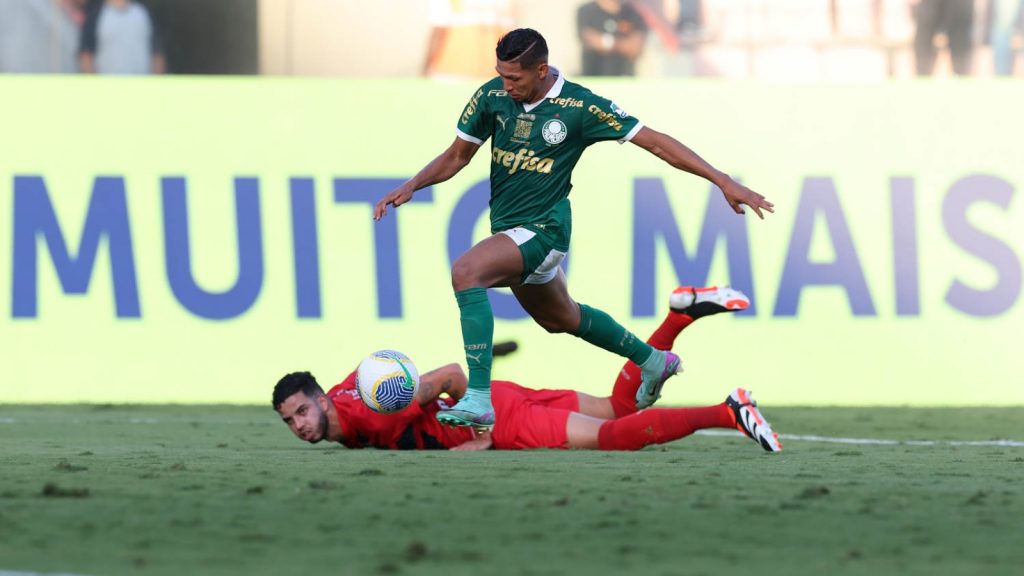 Rony deixa Kaique Rocha no chão contra Athletico-PR (Foto: Cesar Greco/ Ag. Palmeiras)