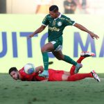 Rony deixa Kaique Rocha no chão contra Athletico-PR (Foto: Cesar Greco/ Ag. Palmeiras)