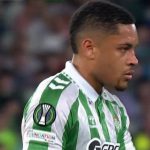 Vitor Roque foi expulso pelo Betis. Foto: Reprodução/Dazn