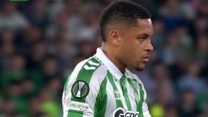 Vitor Roque foi expulso pelo Betis. Foto: Reprodução/Dazn