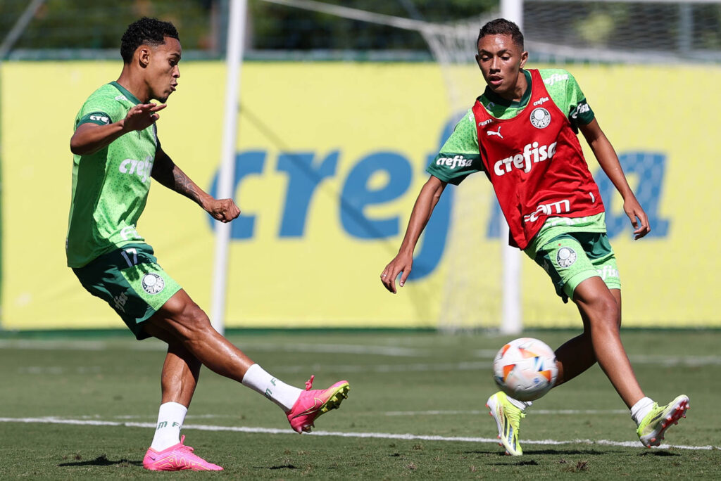 Os jogadores Lázaro e Kauã Moraes (D), da SE Palmeiras, durante treinamento, na Academia de Futebol. Foto: Cesar Greco/Palmeiras