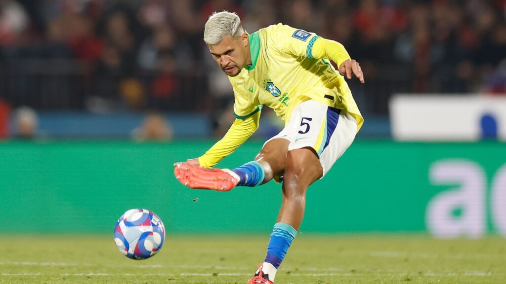 Bruno Guimarães é um dos nomes que aparecem com frequências nas convocações da Seleção Brasileira. Foto: Rafael Ribeiro/CBF