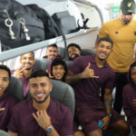 Delegação do Athletico no voo para Maringá - José Tramontin/athletico.com.br