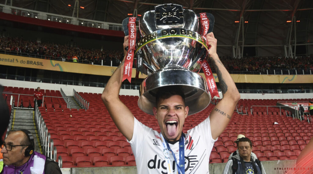 Bruno Guimarães na conquista do Athletico da Copa do Brasil de 2019 - Foto: Miguel Locatelli/athletico.com.br