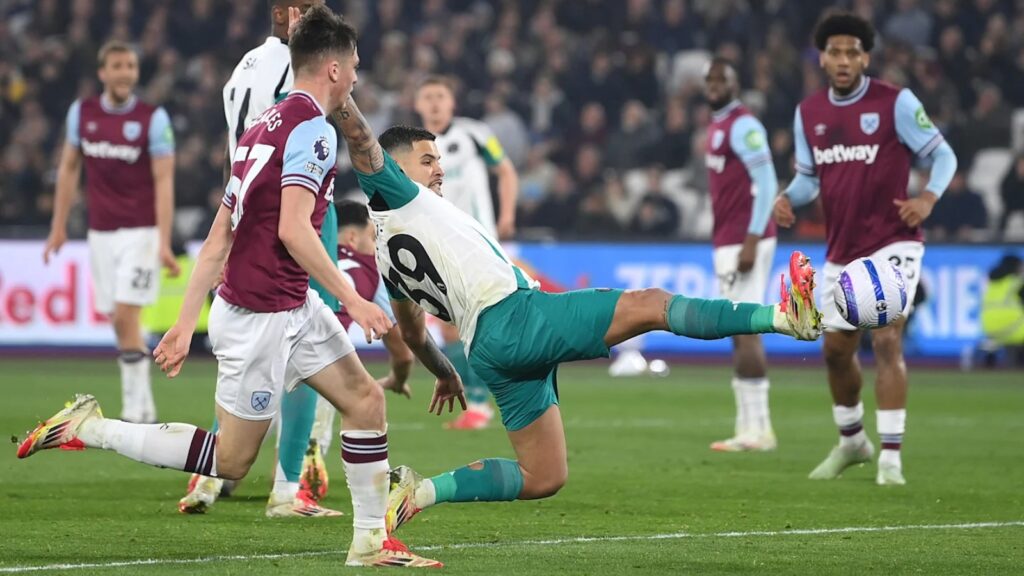 Bruno Guimarães se joga para fazer o gol da vitória. Foto: Divulgação/Newcastle