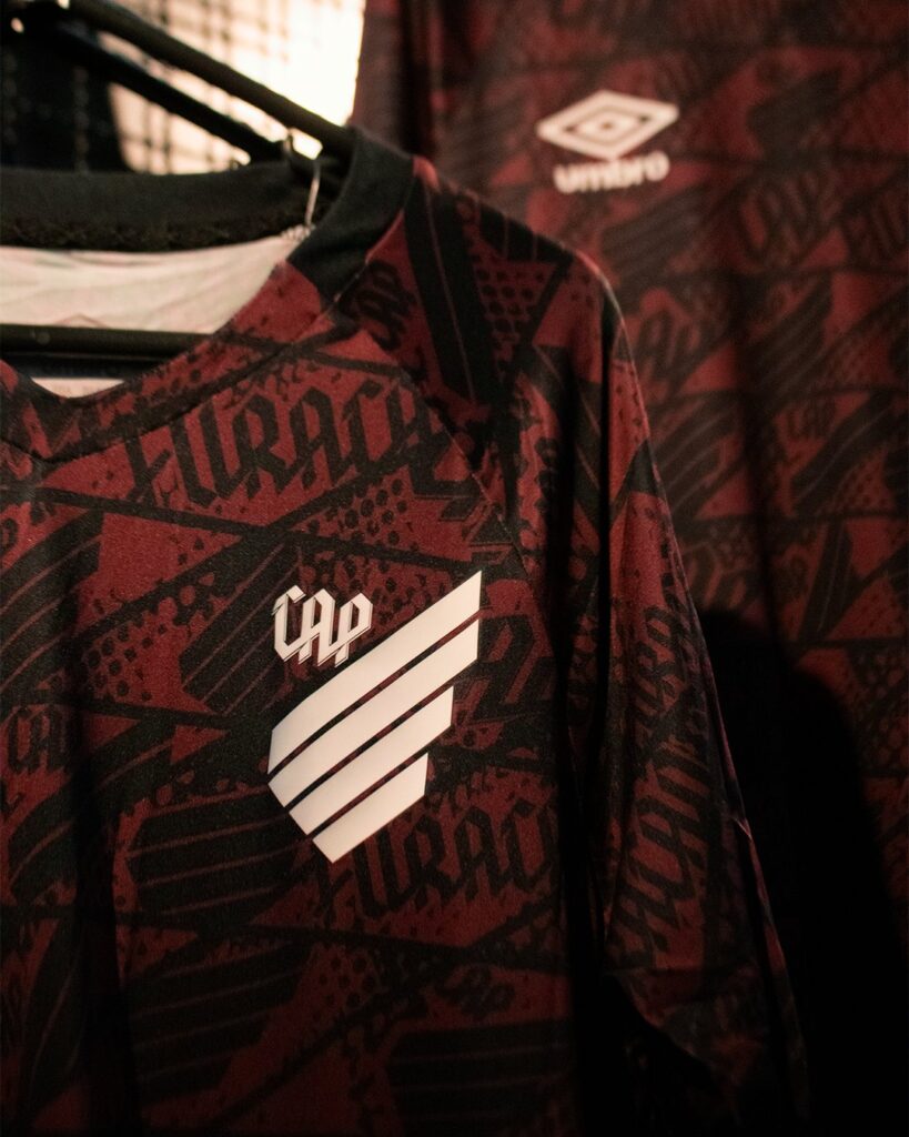 Nova camisa de aquecimento do Athletico. Foto: Divulgação/CAP